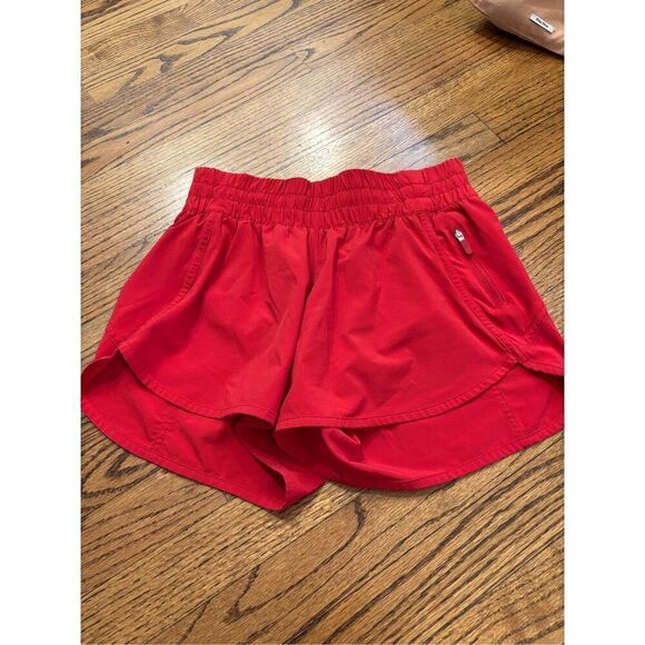 Lululemon Tracker Short V *4" size 6 - Picture 2 of 5